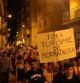 Los vecinos de la Barceloneta se han manifestado esta noche contra los pisos turísticos en el barrio