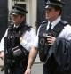 Dos policías armados patrullan frente a Downing St.