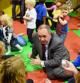 El primer ministro escocés, Alex Salmond, visita un parque infantil durante un acto de campaña