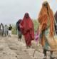 Un grupo de civiles abandona la localidad de Bulomarer, en Somalia, tras ser tomada por la milicia islamista Al Shabab