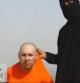 Imagen del video de la decaptación de James Folley en la que aparece el periodista Steven Joel Sotloff