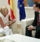 El presidente del Gobierno, Mariano Rajoy (d), conversa con la líder de UPyD, Rosa Díez (i), durante el encuentro que han mantenido a petición de Díez para hablar, entre otras cuestiones, del debate soberanista catalán.