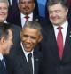 El presidente de EE.UU., Barack Obama, charla con el secretario general de la OTAN, Anders Fogh Rasmussen, ante la atenta mirada del presidente ucraniano, Petró Poroshenko, durante la cumbre de Newport
