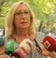 La secretaria de organización del PSC; Assumpta Escarp, atiende a los medios en los Jardins de Màlaga de Barcelona.