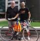 Dos de los impulsores de la entidad Pedalem per la Independència, Joan Albareda y Eduard Sadurní, con la bicicleta que Sadurní usó para llegar a Brusselas para reivindicar la consulta.