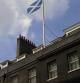 La bandera de Escocia ondea en Downing Street