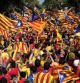 Catalanes portando numerosas banderas independentistas durante las celebraciones de la Diada 2014