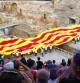 Una gran senyera desplegada en el anfiteatro de Tarragona, momento cumbre del acto de Societat Civil