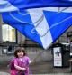 Una niña juega con una bandera de Escocia a favor de la independencia en el referéndum
