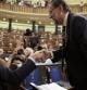 El presidente del Gobierno, Mariano Rajoy, y el líder del PSOE, Pedro Sánchez, se saludan en el Congreso.
