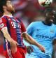 Xabi Alonso disputa un balón a Yaya Touré en el Bayern-City de Champions