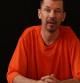 John Cantlie en el vídeo que critica a los gobiernos de EE.UU. y Reino Unido por no negociar la liberación de los rehenes del Estado Islámico