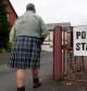 Un escocés acude a votar en el referéndum de Escocia