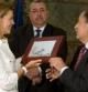 La presidenta de Castilla-La Mancha, María Dolores de Cospedal, recibe de manos del presidente de la Asociación Nacional de Presidentes de Plazas de Toros de España (ANPTE), Marcelino Moronta (d), la consideración de 'Socia de honor', por la defensa y promoción de su Gobierno regional hacia la tauromaquia.