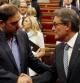 El presidente de la Generalitat, Artur Mas, estrecha la mano del líder de ERC, Oriol Junqueras, después de que el Parlament, en un pleno extraordinario, haya aprobado la Ley catalana de Consultas