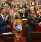 Mas es felicitado por miembros de du Govern mientras la presidenta del PPC, Alicia Sánchez Camacho, y los diputados populares abandonan el Parlament