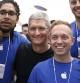 Tim Cook, CEO de Apple, se fotografía con algunos empleados de la Apple Store de Palo Alto, California, el día del lanzamiento al mercado del iPhone 6