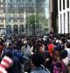 Una inmensa cola de clientes hacen filas ante la tienda de Apple en la Quinta Avenida de Nueva York para comparar el iPhone 6