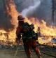 Un bombero trabaja en las labores de extinción del incendio de California