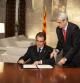 Artur Mas, en una foto de archivo, firmando el decreto para las elecciones del 25 de noviembre de 2012.