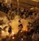 La policía intenta dispersar a los manifestantes en Hong Kong, China, con el lanzamiento de gases lacrimógenos