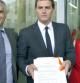 El líder de Ciutadans (C's), Albert Rivera (c), la diputada del Parlament Carina, Sánchez Mejia y el también diputado Carlos Carrizosa muestran a los medios el escrito que han presentado ante la Fiscalía contra Jordi Pujol