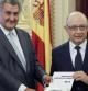 El ministro de Hacienda, Cristóbal Montoro, entrega al presidente del Congreso, Jesús Posada, el proyecto de ley de Presupuestos Generales del Estado para 2015