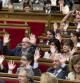Los diputados del PP alzan las manos durante el pleno en el Parlament sobre la creación de la comisión de la consulta del 9-N