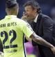 Luis Enrique da directrices a Dani Alves durante el partido ante el PSG