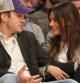 Ashton Kutcher y Mila Kunis conversan animados durante un partido de la NBA