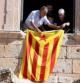 El alcalde en funciones de Torredembarra, Enric Grangel (PSC), en una imagen de archivo colgando la estelada en la fachada del Ayuntamiento