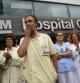Trabajadores sanitarios reunidos frente al Hospital de La Paz de Madrid tras el contagio de una trabajadora
