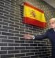 - El ministro del Interior, Jorge Fernández Díaz, descubre una placa conmemorativa durante la inauguración del nuevo acuartelamiento de la Guardia Civil en Langreo (Asturias).