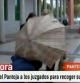 La tonadillera ha acudido al juzgado a recoger la notificación de su ingreso en prisión y el reportero de 'Espejo Público' se ha llevado un paraguazo de una de las personas que la acompañaba