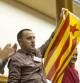 Los parlamentarios de EH Bildu Unai Urruzuno (i) y Dani Maeztu (d), agitan una 'senyera estelada', tras aprobar el pleno del Parlamento vasco una iniciativa de su grupo contra la resolución del Tribunal Constitucional sobre el proceso soberanista de Catalunya
