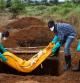 Voluntarios entierran a una persona fallecida por ébola en Liberia