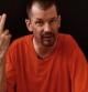 El periodista británico John Cantlie en una imagen tomada del primer vídeo que grabó el Estado Islámico con él