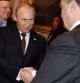 El presidente ruso, Vladimír Putin (i), estrecha la mano de su homólogo ucraniano, Petro Poroshenko, durante su encuentro celebrado en el marco de la cumbre del foro Asia-Europa (ASEM) para abordar la situacion de la crisis ucraniana, en Milán