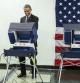 Barack Obama deposita su voto.