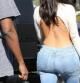 Kim Kardashian con un conjunto de vaqueros cortos con top escotado por la espalda y sin sujetador
