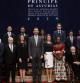 Los reyes, Felipe y Letizia, posan junto a los galardonados durante la entrega de Medallas de Asturias de 2014, en el hotel de la Reconquista de Oviedo.
