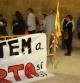 Vecinos de Horta de Sant Joan concentrados en el exterior de la delegación del Govern en las Terres de l'Ebre para reclamar votar el 9N