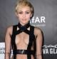 Miley Cyrus enseñando escote en la gala de los Amfar 2014