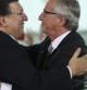 El presidente saliente de la Comisión Europea, Jose Manuel Durao Barroso (i), abraza al nuevo presidente de la misma, Jean-Claude Juncker