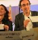 Josep Rull y Mercè Conesa, de CDC, muestran las papeletas con las que piensan acudir a votar el nuevo 9N