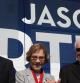 Jason Carter junto a sus abuelos en un acto de campaña