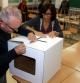 Profesores y voluntarios trabajando en la preparación de un aula del IES Santiago Sobrequés, en Girona, de cara a la votación del 9N