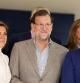 El presidente del Gobierno, Mariano Rajoy (c), junto al presidente de Extremadura, José Antonio Monago (d), y la secretaria general del PP, María Dolores de Cospedal (i), ha posado en la foto de familia junto al resto de los barones regionales del partido, en la clausura de Jornadas de Estabilidad y Buen Gobierno en Comunidades Autónomas que el PP celebra en Cáceres