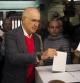 El líder de UDC, Josep Antoni Duran Lleida, deposita su voto en la urna de la Escola Orlandai de Barcelona