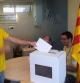 Imagen del primer catalán depositando su voto en una urna de Sidney